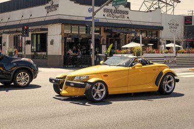 Long Beach, Kaliforniya ABD - 31 Mart 2021: Sarı Chrysler Plymouth Prowler 'ın klasik arabası.
