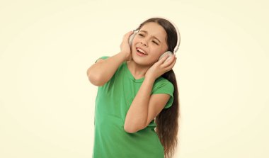 Çocuklar her gün kulaklık kullanırlar. Küçük kız müzik dinler. Çocuk şimdilik sesin tadını çıkarıyor. Kulaklıklar çocukları sakinleştirir. Kulaklık kullanmanın avantajları. çocuk sosyalleşmeyle ilgileniyor.