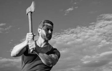 Adam baltayla tehdit ediyor. Beyaz adam, baltayı tut. Arka planda vahşi bir adam. Boşluğu kopyala.