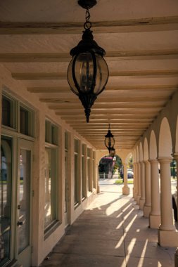 Koridorda sütunlu sokak lambası, seçici odak.