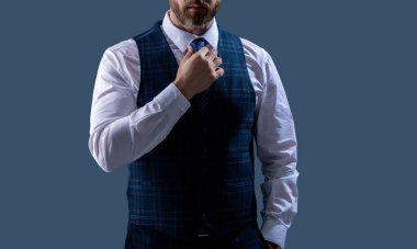 Resmi erkek giyimi. Formalite icabı iş adamı. Kesik manzaralı. Zarif terzilik yeleği giymiş bir iş adamı. Gri kravatlı resmi takım elbise. Erkek giyim kuşamı. Bespoke takımı. Takım elbise aksesuarları.