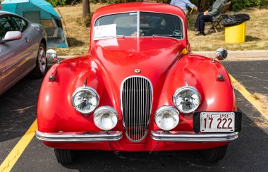 Chicago, Illinois, ABD - 08 Eylül 2024: Jaguar XK120 üstü açılabilir araç, ön görüş. Retro spor araba. Üstü açılır Jaguar XK120 arabası. Chicago 'da kırmızı Jaguar XK120