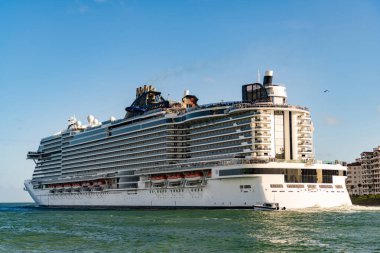 Lüks deniz tatili. Gemi seyahati. Yaz tatilinde Majestic yolcu gemisi. Gemi seyahati ve deniz seyahati. Lüks yolcu gemisi manzarası. Gemi Miami sahil limanından ayrılıyor. Lüks gemi seyahatleri.