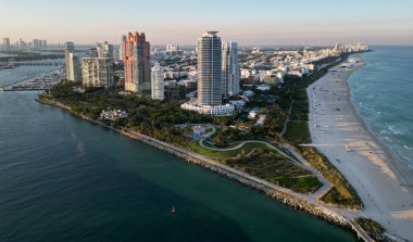 Havadan Miami gökdeleni. Miami 'nin güney sahili. South Beach 'in şehir manzarası. Lüks bir manzara. Florida Panoraması. Miami 'nin gökdelen mimarisi. Miami Güney Sahili hava manzarası.