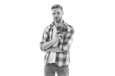 Beyaz kahve ile izole edilmiş bir milenyum adamı. Geçmişinde kahve olan bin yıllık bir adam. Stüdyoda kahve içen milenyum adamı. Kahveli milenyum adamı fotoğrafı..