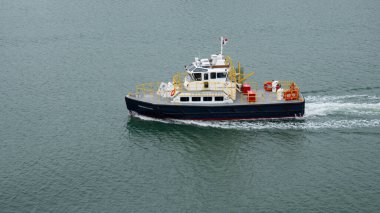 Kolon, Panama - 06 Mayıs 2019: Pilot gemisi. Pilot botu açık denizde seyrediyor. Pilot bot nakli. Deniz aracı taşımacılığı.