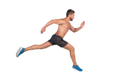 Sporcu koşucusu beyazla tek başına koşuyor. Spor koşusu. Kaslı adam koşuyor. Sporcu koşucu. Sporcu adam antrenman için koşuyor. Sporcu adam koşusu. Koşucu uzun spor koşusunda. Enerji Verici.