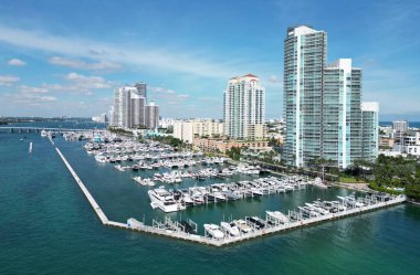 Yaz tatili. Lüks Güney Sahili marinası. Lüks bir yat. Miami güney sahili manzaralı. Yat kulübü. Marina Miami, Florida 'da. Biscayne Körfezi. Lüks yatı olan Miami marinası. Marina Limanı.