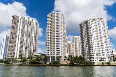 Şehir merkezinde gökdelenli. İş bölgesindeki ofis binası. Brickell Anahtarı. Gökdelen mimarisi. Yerleşim yeri gökdeleni. Modern rıhtım binası. İş şehrinde gökdelen.