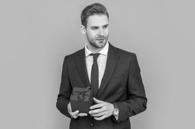 Kurumsal hediye. Erkekler günü. Başarılı patron hediye kutusunu paylaşıyor. İş adamı romantik bir randevu için hazırlan. İş ödülü. Şirketin hediye kutusuna sahip iş adamı Grey 'de izole edilmiş. Müşterilerin ilgisini çekmek.