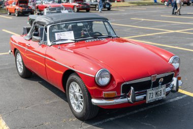 Chicago, Illinois, ABD - 08 Eylül 2024: MG MGB spor araba üstü açılabilir, köşe manzaralı. Retro kırmızı spor yara izi. Üstü açık MG MGB arabası. Chicago 'da MG MGB