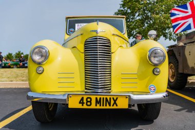 Chicago, Illinois, ABD - 08 Eylül 2024: Hillman Minx üstü açılabilir araç, ön görüş. Retro sarı araba. Retro Hillman Minx arabası. Chicago 'dan Hillman Minx