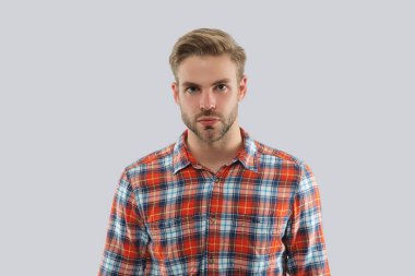 Gri tişörtlü adam izole edilmiş. Şık saç stili olan şık bir adam. Moda erkek tarzı. Normal erkek stili. Yüz portresi. Kafkasyalı sıradan bir adam..