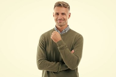 Traşsız mutlu bir adamın stüdyo çekimi. Beyaz arka planda sakallı, olgun, tıraşsız bir adam. Kazaklı traşsız adam. Traşsız adamın sakalı var..