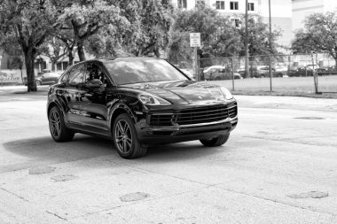 Miami Beach, Florida USA - 15 Nisan 2021: Siyah Porsche Cayenne, ön köşe manzaralı. spor çapraz araba.