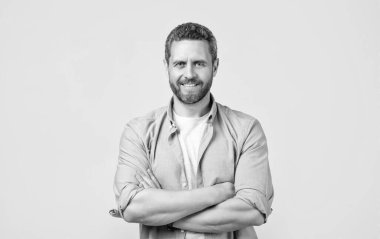 Sıradan bir gömlek giyen beyaz bir adam. Gri arka planda izole edilmiş günlük tarzda beyaz bir adam. Stüdyoda kirli sakalı olan sıradan bir beyaz adam. Kafkasyalı adamın resmi. Rahat giyin..