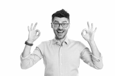 Gülümseyen iş adamı gösterisi beyaz arka planda izole edilmiş. Stüdyoda iş adamı. Tamam iş adamının jesti. Yetişkin iş adamı tamam jest yapıyor.