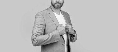 Stüdyodaki adam görüntüsü. Takım elbiseli yakışıklı bir adamın fotoğrafı. Resmi ceket giyen bir adam. Sarı arka planda yalıtılmış beyaz ceketli adam..