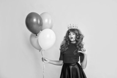 sarı arka planda parti balonu olan tacın içindeki sürpriz çocuk..