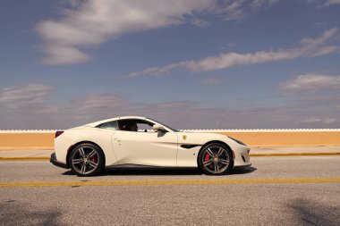 Palm Beach, Florida USA - 21 Mart 2021: ferrari lüks araba Palm Beach 'te yolda. yan görünüm.