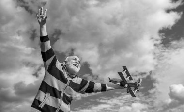 Mutlu emeklilik. Emekli büyükbaba oyuncağıyla. Emekli yaşlı adam dışarıda. Emekli olan yaşlı adam gökyüzü geçmişinde.