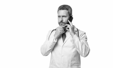 Telefonda konuşan bir adam beyazda izole edilmiş. Doktor çevrimiçi danışmanlık. Doktor yardım hattı..