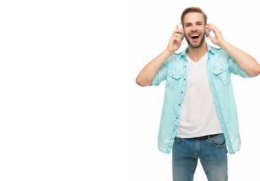 Müzik konsepti. Z jenerasyonu yaşam tarzı. Müzik kulaklıklarıyla ses dinleyen adam. Beyaz tenli bir adam izole edilmiş. Öğrenci çocuk, sesi dinle. Milenyum adamı kulaklıkla müzik dinler. Boşluğu kopyala.