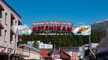 Ketchikan, Alaska, ABD - 26 Temmuz 2019: Ketchikan sınır kasabasına hoş geldiniz işareti. Alaska 1. Şehir Ketchikan 'a hoş geldiniz. Dünyanın Somon Başkenti. Alaska sınır kasabasında yol onarımı.