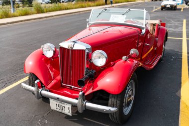 Chicago, Illinois, ABD - 08 Eylül 2024: MG TF spor araba üstü açık, 1951 model. Retro spor araba. Üstü açık MG TF araba. Chicago 'da MG TF