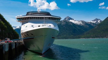 Skagway, Alaska, ABD - 07 Temmuz 2019 yolcu gemisi ile Alaska limanı. Seyahat turu. Seyahat güzergahı. Uzayı kopyala Carnival Legend of Carnival yolcu gemisi. Gemi turu..