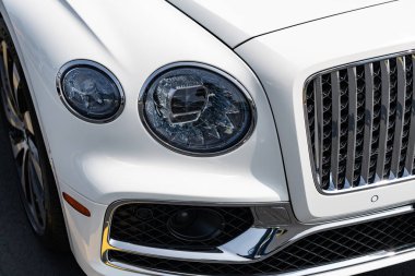 Chicago, Illinois, ABD - 08 Eylül 2024: Bentley Flying Spur V8 aracı, yakın plan. Beyaz lüks araba. Lüks bir Bentley Flying Spur V8. Chicago 'da Bentley Flying Spur V8