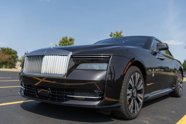 Chicago, Illinois, ABD - 08 Eylül 2024 Rolls Royce Spectre elektrikli süper coupe arabası, köşe manzaralı. Elektrikli araba. Rolls Royce Spectre elektrikli araba. Chicago 'dan Rolls Royce Spectre