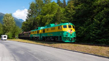 Skagway, Alaska, ABD - 07 Temmuz 2019: White Pass ve Yukon Demiryolu treni. Demiryolunda demiryolu treni. Tren istasyonunda. Alaska 'da Yukon gezisi. Sahne Beyaz Geçidi Yukon Demiryolu.