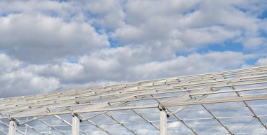 Bulutlu gökyüzünde metal yapı kurulumu. Metal yapı. Yapı tasarım mühendisliği. İnşaat alanında inşaat mühendisliği. Framework inşaat mimarisi. Mimari ayrıntı.