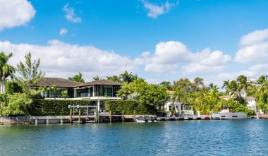 Yazın tatil binası. Lüks liman evi. Otel binası. Konut mimarisi. Modern bina. Waterfront City Panorama 'da bir apartman dairesi. Rıhtım manzaralı ev.