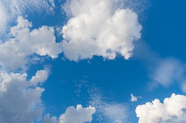 Mavi gökyüzü ve birkaç bulut. Gökyüzü çok parlak ve bulutlar her yere dağılmış. Mavi gökyüzünde güzel bir bulut. Gökyüzünde beyaz kabarık bulutlar