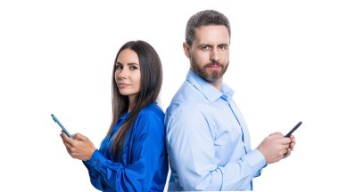 İş arkadaşı mesajlaşması e-postaları kontrol ediyor. İş adamı telefonda mesaj okuyor. Beyazdan izole edilmiş. İş mesajlaşması. İnternet üzerinden iş mesajlaşması. İş ortağı telefonu kullanıyor. ortaklık.