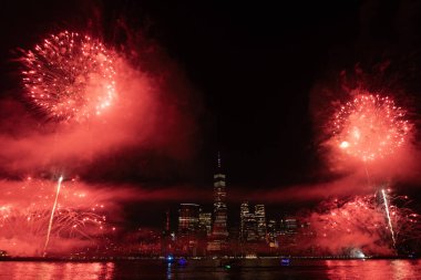 New York Manhattan havai fişekleri arifesinde. Manhattan 'da havai fişekler. New York 4 Temmuz Havai fişekleri. Flashing Fireworks ile New York City Skyline Manhattan. Bağımsızlık Günü