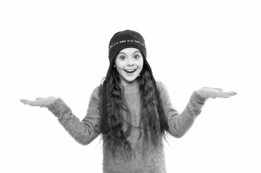 Çocukluğun tadını çıkaran şapkalı genç bir kız. Şapkalı, modaya uygun kıyafetler giyen bir kız. Beyaz şapkalı bir kız. Kış modası modası. Kış teklifi.