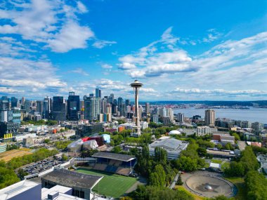 Seattle, Washington, USA- 25 Temmuz 2024 Modern Seattle bölgesi, Elliott Körfezi. Hava boşluğu iğnesinin mimarisi. Uzay iğnesi kulesiyle Seattle 'ın havadan görüntüsü. Seyahat güzergahı. Seattle şehir merkezi