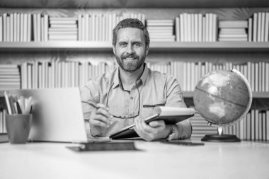 Sınıfta öğretmenlik dersi. Okulda öğretmenler sınıfı. Okula dönüyorum. Sınıftaki işyerinde öğretmenim. İspanyol öğretmen bilgisini ve eğitimini paylaşıyor. Eğitim Geliştirme.