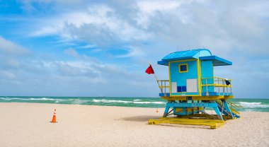 Yaz tatili. Yazın deniz tatili. Uzay afişini kopyala. Miami, Florida sahilinde cankurtaran kulübesi. Sahildeki cankurtaran istasyonu. Miami Güney Sahili. Güney sahilindeki cankurtaran kulesi..
