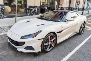 New York, ABD - 15 Mart 2024 Ferrari Portofino M üstü açık lüks araba. Ferrari Portofino M dışarıda park halinde. Ferrari Portofino 'nun spor arabası. Ferrari Portofino üstü açık, köşe manzaralı..