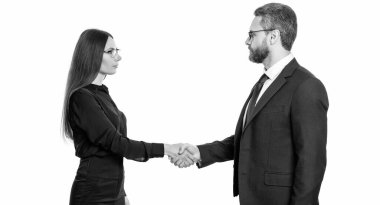 İki iş adamı başarılı bir iş anlaşmasından sonra tokalaşıyor. İş birliği ve ortaklık. İş ortaklığı beyazlar üzerinde izole edildi. İşbirliği başarısı. Ortak çaba..