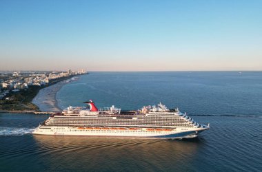 Miami, Florida, ABD - 23 Kasım 2024: Karnaval yolcu gemisi. Gemi seyahati. Yaz tatilinde gemi turu. Gemi seyahati ve deniz seyahati. Lüks yolcu gemisi. Karnaval ufku.