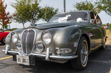 Chicago, Illinois, ABD - 08 Eylül 2024: Silver Vintage araba Jaguar S Tipi MK II 3.4 Liters retro spor araba, ön görüş. Retro spor araba. Lüks Gümüş Vintage araba Jaguar S Tipi 3.4 Litre