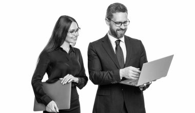 Beyazlar üzerinde izole iş adamları. Çevrimiçi çalışan serbest çalışan biri. Online iş iletişimi. Ofisinde dizüstü bilgisayarı olan iş adamları. Uzaktan kumandalı çalışıyor. İş başarısı. Bir anlaşma yap..