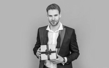 Başarılı patron hediye kutusunu paylaşıyor. İş adamı romantik bir randevu için hazırlan. İş ödülü. Şirketin hediye kutusuna sahip iş adamı Grey 'de izole edilmiş. Kurumsal hediye. Erkekler günü. Tatilde hediye vermek.