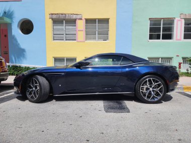 Miami Beach, Florida USA - 8 Haziran 2024 Aston Martin DB11 Volante Miami Beach Ocean Drive 'da. Aston Martin lüks İngiliz arabası