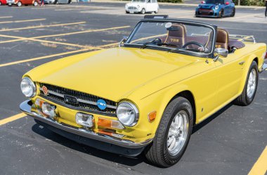 Chicago, Illinois, ABD - 08 Eylül 2024: Triumph tr 6 üstü açılır araba, köşe manzara. Retro araba. Sarı Retro zaferi 6 numara. Chicago 'da Zafer Tr6
